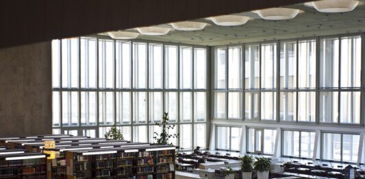 Książki, kawa i cisza, czyli miejsca do nauki we Wrocławiu, które musisz znać Na zdjęciu hol biblioteki /Pixabay