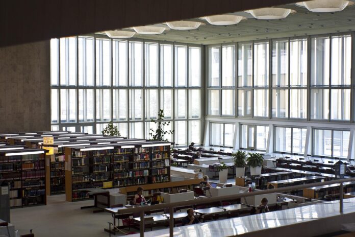 Na zdjęciu hol biblioteki /Pixabay