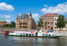 Rejsy po Odrze we Wrocławiu. Wszystko co musisz wiedzieć, czyli gdzie, kiedy i po ile! Na statku jeden z wrocławskich statków podczas rejsu /StatekPasażerski