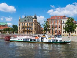 Rejsy po Odrze we Wrocławiu. Wszystko co musisz wiedzieć, czyli gdzie, kiedy i po ile! Na statku jeden z wrocławskich statków podczas rejsu /StatekPasażerski