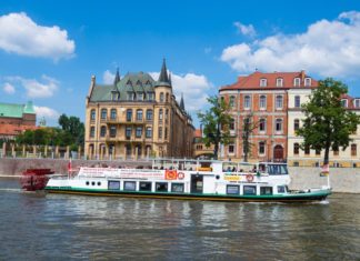 Rejsy po Odrze we Wrocławiu. Wszystko co musisz wiedzieć, czyli gdzie, kiedy i po ile! Na statku jeden z wrocławskich statków podczas rejsu /StatekPasażerski