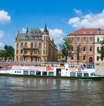 Rejsy po Odrze we Wrocławiu. Wszystko co musisz wiedzieć, czyli gdzie, kiedy i po ile! Na statku jeden z wrocławskich statków podczas rejsu /StatekPasażerski