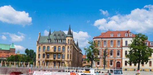 Rejsy po Odrze we Wrocławiu. Wszystko co musisz wiedzieć, czyli gdzie, kiedy i po ile! Na statku jeden z wrocławskich statków podczas rejsu /StatekPasażerski
