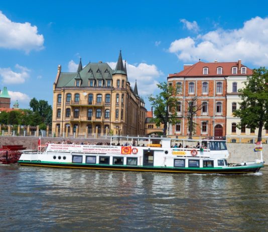 Rejsy po Odrze we Wrocławiu. Wszystko co musisz wiedzieć, czyli gdzie, kiedy i po ile! Na statku jeden z wrocławskich statków podczas rejsu /StatekPasażerski