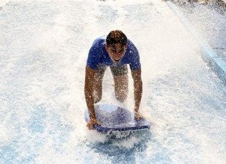 Sprawdź nową atrakcję we wrocławskim Aquaparku – symulator surfingu