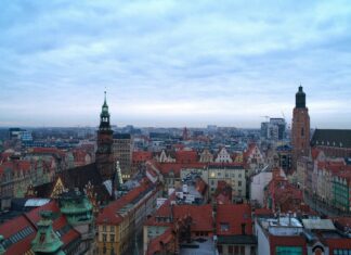 Na jakie mieszkanie we Wrocławiu stać singla, a na jakie parę?