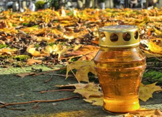 Cmentarze na Wszystkich Świętych zamknięte. Jakie jeszcze obostrzenia wprowadził rząd?