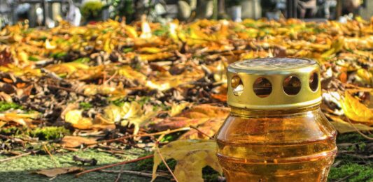 Cmentarze na Wszystkich Świętych zamknięte. Jakie jeszcze obostrzenia wprowadził rząd?