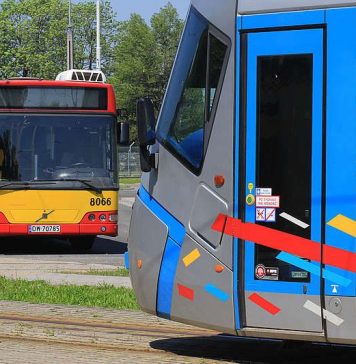 Sobotnie zmiany remontowe i komunikacja specjalna na derby i mundial Na zdjęciu tramwaj oraz autobus