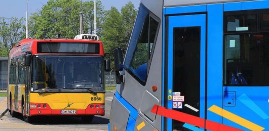 Sobotnie zmiany remontowe i komunikacja specjalna na derby i mundial Na zdjęciu tramwaj oraz autobus