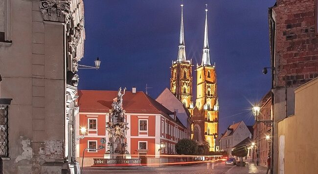 Na zdjęciu nocny widok na Archikatedrę we Wrocławiu