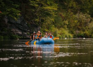 Aktywny wypoczynek na Dolnym Śląsku: spływy pontonowe Doliną Bobru