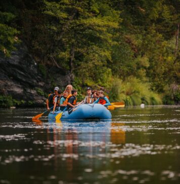 Aktywny wypoczynek na Dolnym Śląsku: spływy pontonowe Doliną Bobru