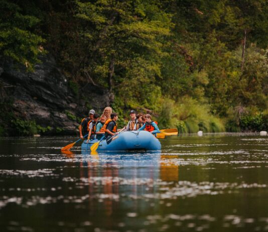 Aktywny wypoczynek na Dolnym Śląsku: spływy pontonowe Doliną Bobru