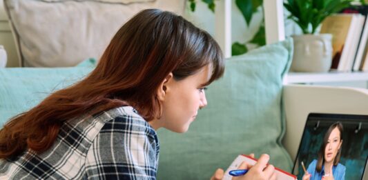 Rewolucja w szkołach we Wrocławiu: bezpłatny psycholog dla dzieci i młodzieży „na klik” – bez kolejek, bez stresu, anonimowo