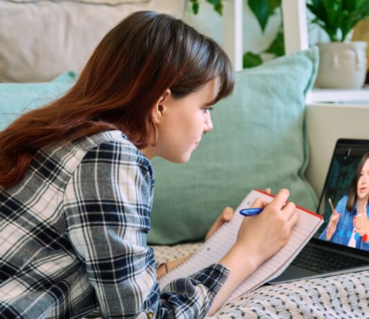 Rewolucja w szkołach we Wrocławiu: bezpłatny psycholog dla dzieci i młodzieży „na klik” – bez kolejek, bez stresu, anonimowo