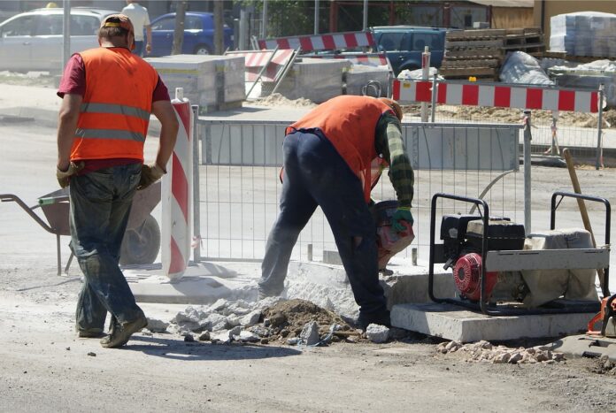 Na zdjęciu pracownicy budowy remontujący drogę