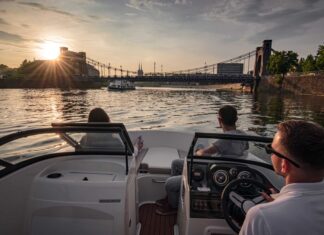 Odkryj uroki Odry! Rejsy ze sternikiem – kursy motorowodne – czarter motorówki. WODNIACY