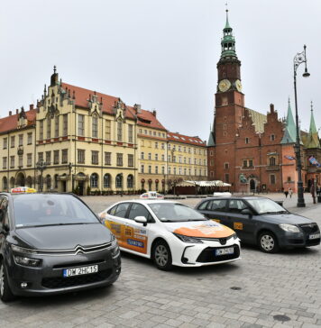 Wrocław bierze się za nielegalnych taksówkarzy. Od teraz w łatwy sposób sprawdzisz, czy taksówka jest legalna