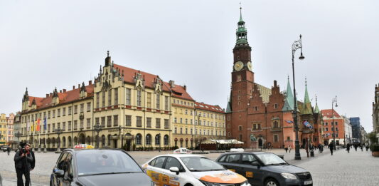 Wrocław bierze się za nielegalnych taksówkarzy. Od teraz w łatwy sposób sprawdzisz, czy taksówka jest legalna