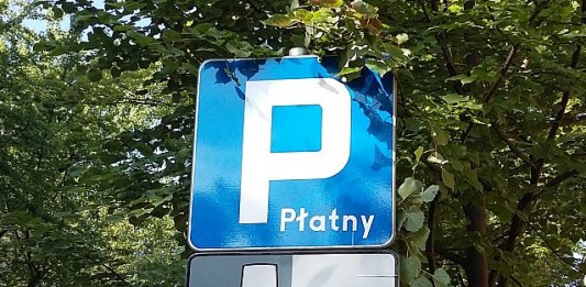 Koniec z opłatami za parkowanie w sobotę! Na zdjęciu znak symbolizujący parking płatny